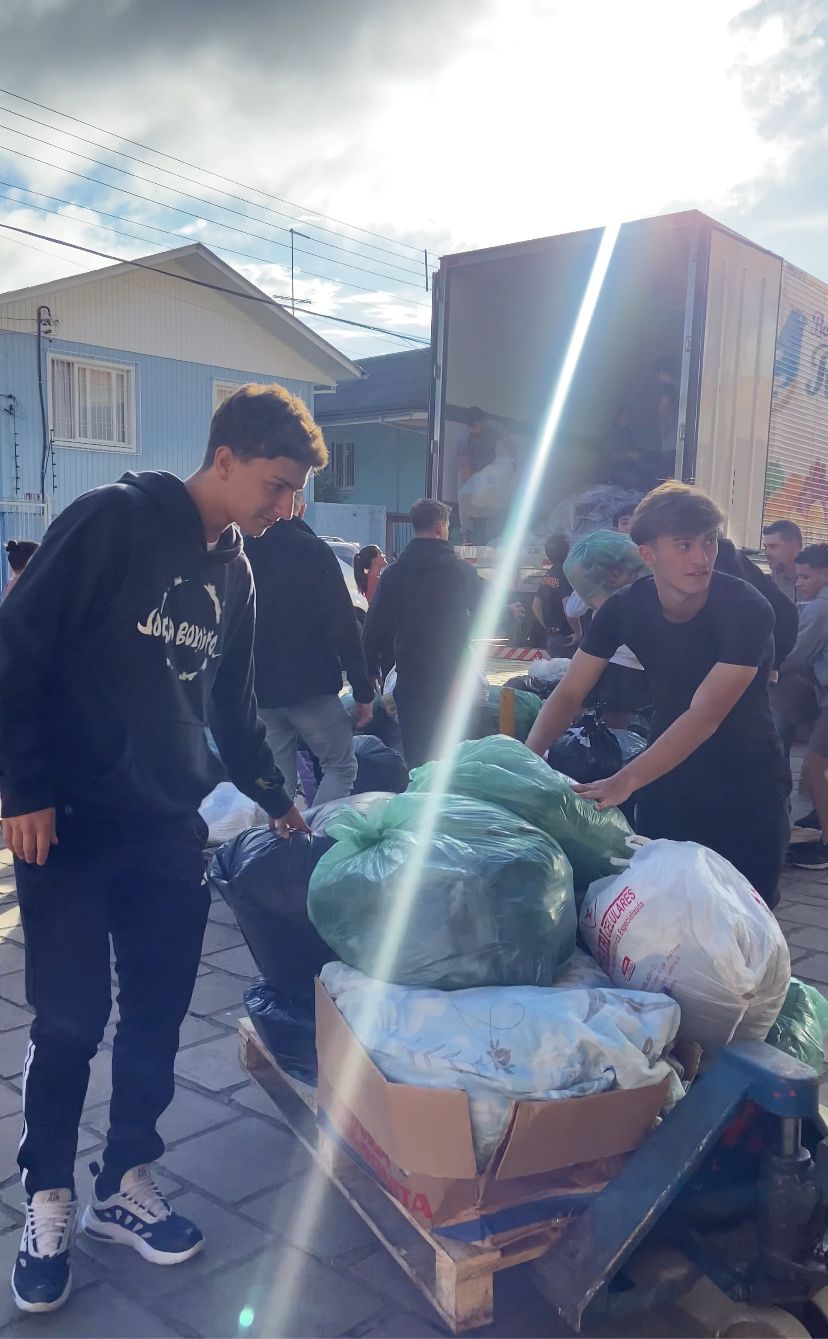 Atletas das Categorias de Base do Juventude auxiliam em centro de doações para as vítimas das enchentes