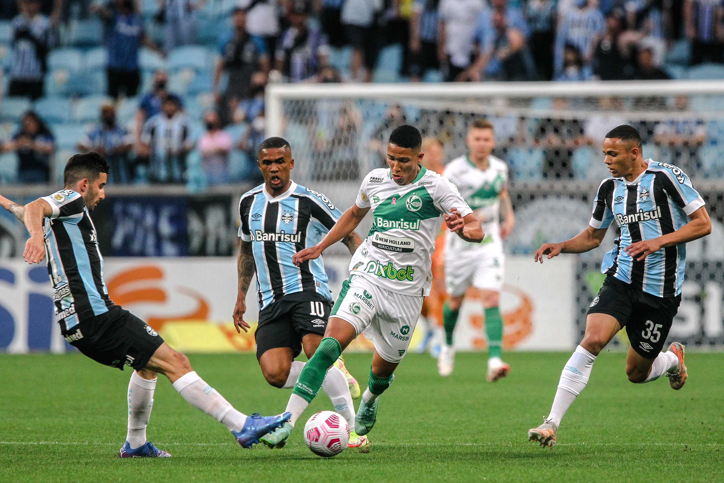 Ju luta até o final, reage, mas é superado pelo Grêmio em Porto Alegre
