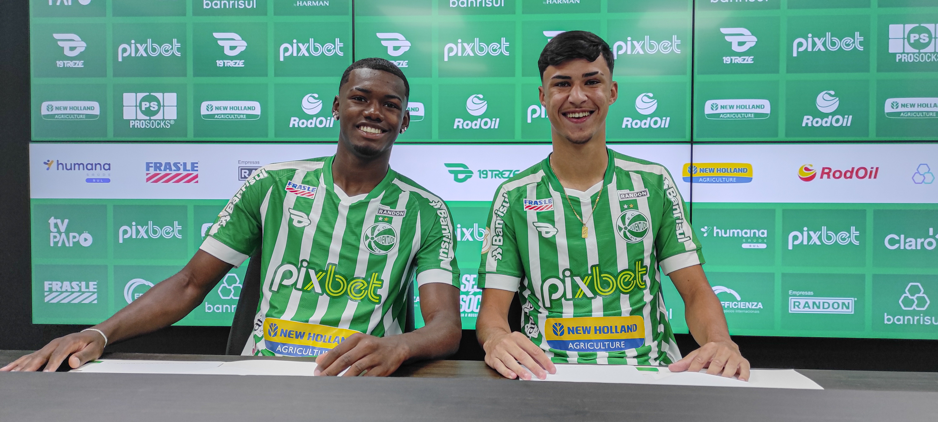 Zagueiros da equipe sub-20, Abner e Clébio assinam primeiro contrato profissional